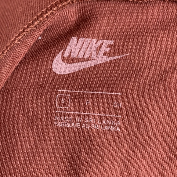 Nike Tight Fit 8” shorts Size Small Burgundy maroon Stretch New. NWT - Picture 4 of 9